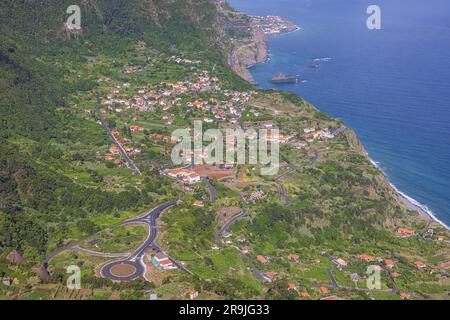 Vista aerea sull'Arco de Sao Jorge dal Miradouro da Beira da Quinta, un punto panoramico sopra Arco de Sao Jorge Foto Stock
