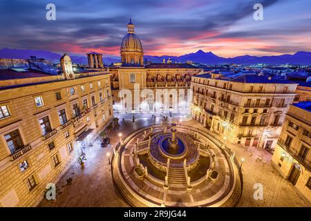 Palermo, Italia con la Fontana Pretoriana al crepuscolo. Foto Stock