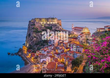 Scilla, Italia sulla costa mediterranea al crepuscolo con fiori stagionali. Foto Stock