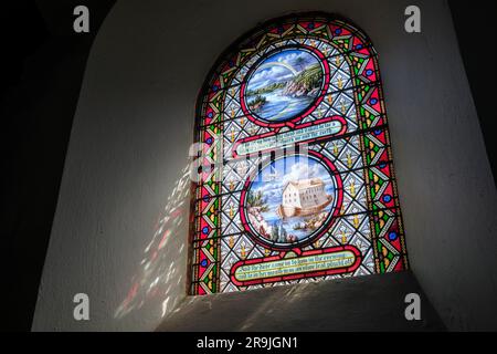 La finestra dell'Arca di Noè, la chiesa di St Mary, Tissington, Derbyshire, Inghilterra Foto Stock