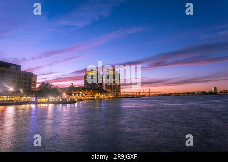 HALIFAX, NUOVA SCOZIA, CANADA. Fronte al porto di Halifax Waterfront con importanti edifici finanziari e finanziari e ristoranti, MacDonald Bridge Foto Stock