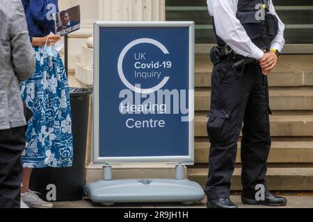 Londra, Regno Unito. 27 giugno 2023. UK Covid-19 Inquiry Sign. L'ex Segretario della Sanità, Matt Hancock, se ne va dopo aver testimoniato all'inchiesta Covid 19. Crediti: Joe Maida/Alamy Live News Foto Stock