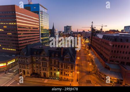 Municipio, Halifax, nuova Scozia, Canada - decorazioni Halifax Pride Festival. Illuminazioni di colori arcobaleno a supporto della LGBTIQA. Foto Stock