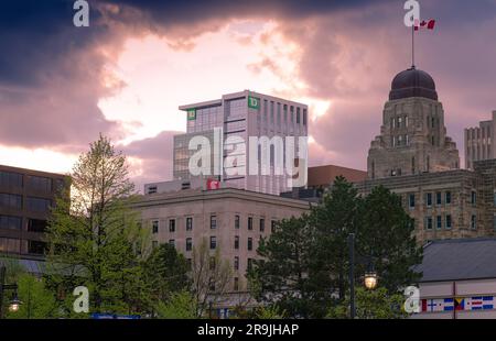 Halifax, NS, Canada - LUGLIO 2021 - bandiera del Canada in cima all'edificio pubblico Historic Dominion, alle istituzioni finanziarie TD Bank e Scotia Bank Foto Stock