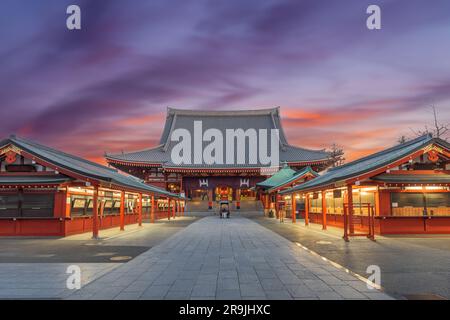 Tokyo, Giappone al Tempio senso-ji nel distretto di Asakusa all'alba. Foto Stock