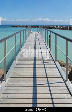 Molo balneare presso il porto di Fynshav sulla costa orientale dell'isola ALS del Mar Baltico, Danimarca Foto Stock