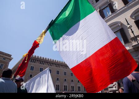 Roma, Italia. 27 giugno 2023. Manifestazione organizzata dagli attivisti dell'Associazione Popolare "Casa mia" della regione Campania in Piazza Santi Apostoli per chiedere che alcune case dei cittadini non vengano demolite a causa di difetti edilizi al momento della costruzione. (Foto di Matteo Nardone/Pacific Press) Credit: Pacific Press Media Production Corp./Alamy Live News Foto Stock