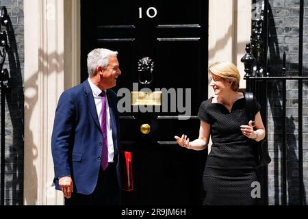 Il segretario alla salute Steve Barclay (a sinistra) parla con l'amministratore delegato dell'NHS England Amanda Pritchard mentre lasciano il numero 10 di Downing Street, Londra, dopo aver partecipato a una tavola rotonda di leader sanitari presieduta dal primo ministro Rishi Sunak prima della pubblicazione del piano della forza lavoro dell'NHS. Data foto: Martedì 27 giugno 2023. Foto Stock