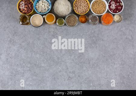 Vari legumi e cereali in ciotole, cibo sano, dieta, vegetarianismo Foto Stock
