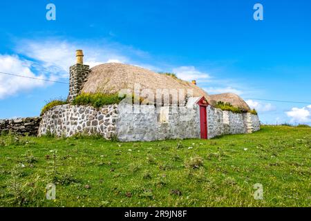 Casa nera tradizionale con tetto in paglia, Balevullin, Tiree, Ebridi interne, Scozia, REGNO UNITO Foto Stock