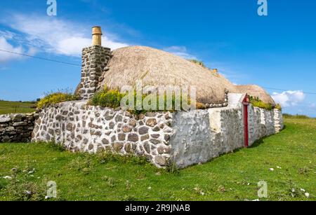 Casa nera tradizionale con tetto in paglia, Balevullin, Tiree, Ebridi interne, Scozia, REGNO UNITO Foto Stock