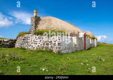 Casa nera tradizionale con tetto in paglia, Balevullin, Tiree, Ebridi interne, Scozia, REGNO UNITO Foto Stock