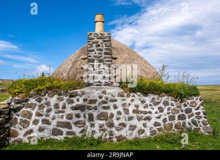 Casa nera tradizionale con tetto in paglia, Balevullin, Tiree, Ebridi interne, Scozia, REGNO UNITO Foto Stock