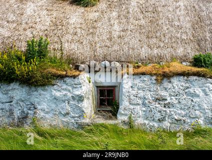 Casa nera tradizionale con tetto in paglia, Balevullin, Tiree, Ebridi interne, Scozia, REGNO UNITO Foto Stock