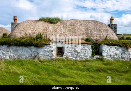 Casa nera tradizionale con tetto in paglia, Balevullin, Tiree, Ebridi interne, Scozia, REGNO UNITO Foto Stock