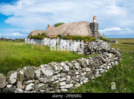 Casa nera tradizionale con tetto in paglia, Balevullin, Tiree, Ebridi interne, Scozia, REGNO UNITO Foto Stock