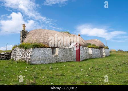 Casa nera tradizionale con tetto in paglia, Balevullin, Tiree, Ebridi interne, Scozia, REGNO UNITO Foto Stock