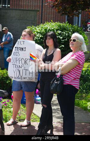 Adolescenti contro il raduno delle mutilazioni genitali, Hyannis, ma, USA (Cape Cod). Manifestanti con cartelli Foto Stock