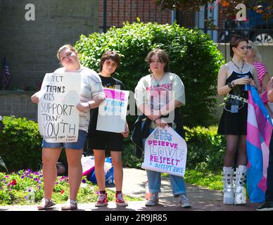 Adolescenti contro il raduno delle mutilazioni genitali, Hyannis, ma, USA (Cape Cod). Dimostranti al raduno Foto Stock