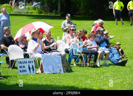 Adolescenti contro il raduno delle mutilazioni genitali, Hyannis, ma, USA (Cape Cod). La folla in prima fila. Foto Stock