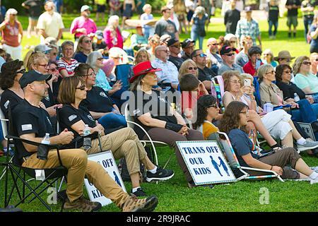 Adolescenti contro il raduno delle mutilazioni genitali, Hyannis, ma, USA (Cape Cod). Prima fila di spettatori Foto Stock