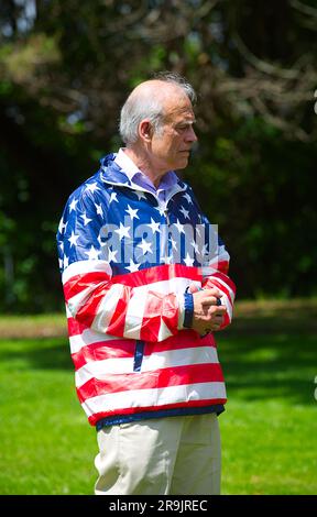 Adolescenti contro il raduno delle mutilazioni genitali, Hyannis, ma, USA (Cape Cod). Gentiluomo con una giacca patriottica Foto Stock