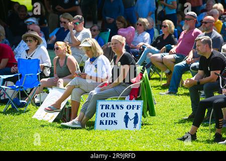 Adolescenti contro il raduno delle mutilazioni genitali, Hyannis, ma, USA (Cape Cod). Pubblico in prima fila Foto Stock