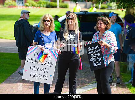 Adolescenti contro il raduno delle mutilazioni genitali, Hyannis, ma, USA (Cape Cod), manifestanti che tengono manifesti e bandiere Foto Stock