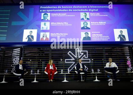 São PAULO, SP - 27.06.2023: FEBRABAN TECH 2023 - la 33a edizione del principale evento tecnologico e di innovazione nel settore finanziario, febbraio Tech 2023, inizia questo martedì (27°) presso il Transamérica Expo Center nel sud di São Paolo. una società digitale" in cui i leader del settore finanziario, della tecnologia, della sostenibilità e delle aree di interesse per l'innovazione discuteranno le attuali questioni dell'economia digitale. Nella foto, da sinistra a destra, il CEO di BTG Pactual, Roberto Sallouti, Maria Rita (Caixa), Octavio Lazari (Bradesco) e Milton Maluhy Filho (Itau Unibanco). (Foto: Aloisio M Foto Stock