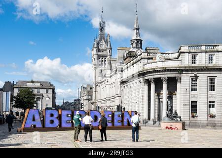 Cartello turistico di Aberdeen, Castlegate con Union Street dietro, Aberdeen, Scozia, Regno Unito Foto Stock