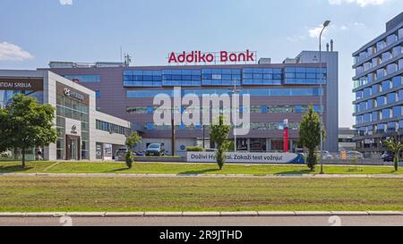 Belgrado, Serbia - 19 giugno 2023: Insegna di Addiko Bank in cima al moderno edificio per uffici New Belgrado Summer Day. Foto Stock