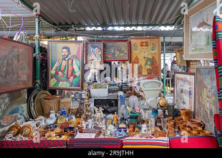 Belgrado, Serbia - 14 gennaio 2023: Vetreria ceramica, dipinti, arte e antiquariato al mercato delle pulci di Kalenic. Foto Stock