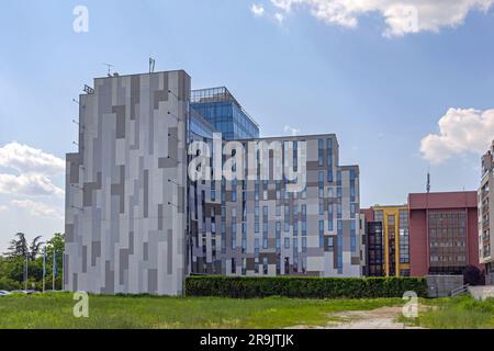 Belgrado, Serbia - 19 giugno 2023: Facciata dell'edificio moderno Falkensteiner Hotel New Belgrado Sunny Summer Day Travel. Foto Stock