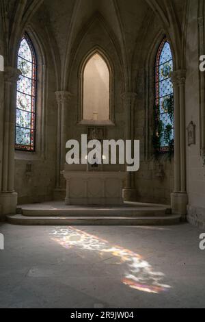 L'incendio danneggiò la rovina di Château de la Mothe-Chandeniers Foto Stock