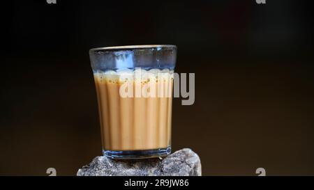 Tè al latte fresco o Kadak Chai indiano. Foto Stock