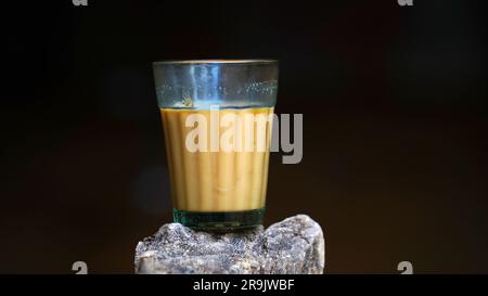 Tè al latte fresco o Kadak Chai indiano. Foto Stock