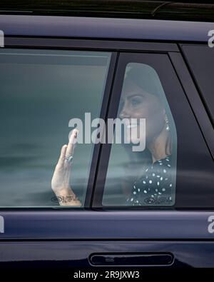 Principessa del Galles Kate Middleton saluta dalla sua Range Rover blu marina a Southampton alle ore 1 del 27 luglio dopo l'apertura dell'Hope Centre Foto Stock
