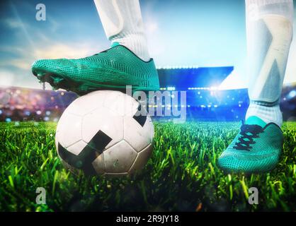 Close up di un riscontro di calcio pronto a calci la palla allo stadio Foto Stock