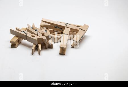 Pioli di legno isolati su uno sfondo bianco. Foto Stock