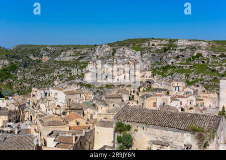 Matera, Italia - 6 maggio 2023: Paesaggio urbano di Matera con la chiesa grotta di Santa Maria d'Idris, Italia Foto Stock