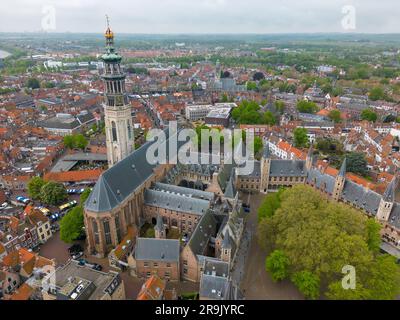 Foto aerea del drone di Lange Jan, una torre abbaziale a Middelburg, in Zelanda Foto Stock