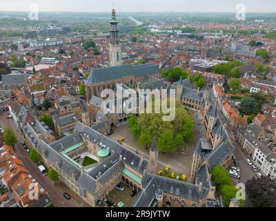 Foto aerea con drone dell'Abdijtoren de Lange Jan a Middelburg. Middelburg è la capitale della provincia olandese della Zelanda. Ha un centro storico. Foto Stock