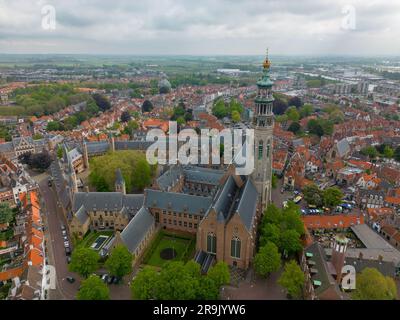 Foto aerea con drone dell'Abdijtoren de Lange Jan a Middelburg. Middelburg è la capitale della provincia olandese della Zelanda. Ha un centro storico. Foto Stock