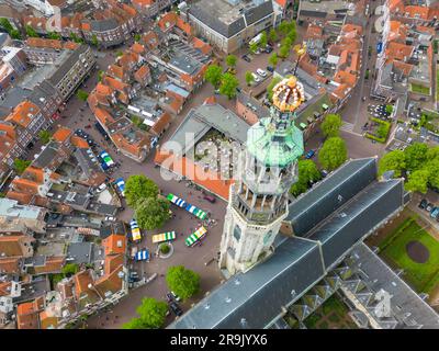 Foto aerea con drone dell'Abdijtoren de Lange Jan a Middelburg. Middelburg è la capitale della provincia olandese della Zelanda. Ha un centro storico. Foto Stock