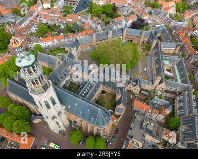 Foto aerea con drone dell'Abdijtoren de Lange Jan a Middelburg. Middelburg è la capitale della provincia olandese della Zelanda. Ha un centro storico. Foto Stock