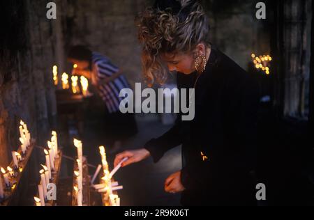 Saint Winefrides Shrine, Holywell. Una ragazza zingara accende le candele durante l'annuale riunione dei viaggiatori zingari il giorno della festa del 22 giugno di St Winefride nel suo santuario e nel pozzo sacro. Holywell Flintshire Wales, UK 1990S. HOMER SYKES Foto Stock