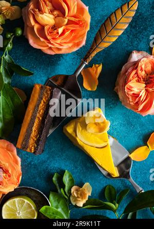 Dolci crudi vegani con mango, ananas, spina dorsale e noci Foto Stock
