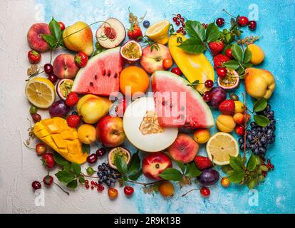 Natura morta di vari frutti e bacche . Vista dall'alto Foto Stock