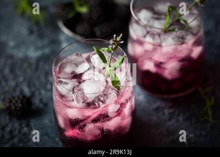 Limonata di mora con lavanda su sfondo vintage Foto Stock