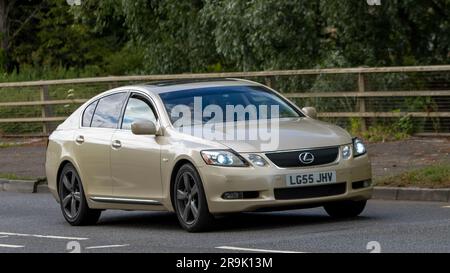 Milton Keynes, Regno Unito - 24 giugno 2023. 2005 beige LEXUS GS300 in viaggio su una strada di campagna inglese Foto Stock